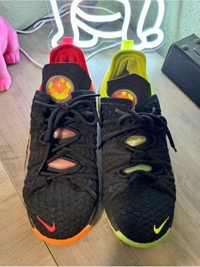 Nike LeBron 18 basketball shoes Black Crimson Bolt Colorway size 5Y Kids